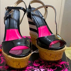 Black patent like open toe wedges size7